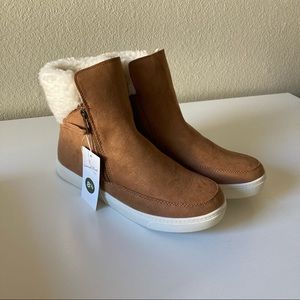 Universal Thread Sherpa Boots Size 8